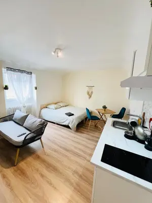 Un ou plusieurs lits dans un hébergement de l'établissement Studio Maluna 2 Étage -Proche Centre & Gare -WiFi