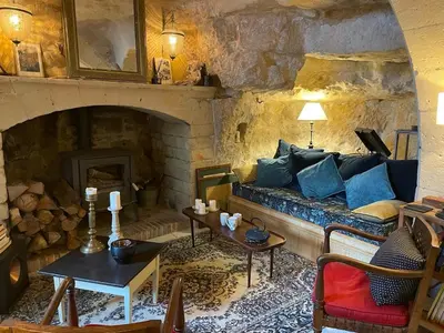 Coin salon dans l'établissement Expérience troglodyte de charme & d'art de vivre