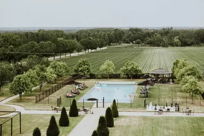 Piscine de l'établissement Chateau De Jalesnes ou située à proximité