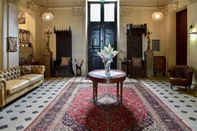 Coin salon dans l'établissement Chateau De Jalesnes
