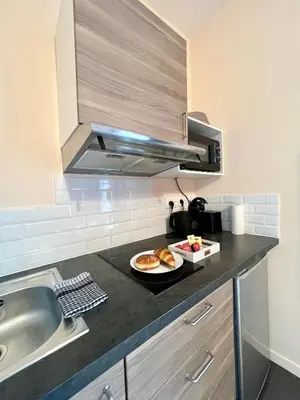 Cuisine ou kitchenette dans l'établissement Studio Madrid - Cocon lumineux avec Terrasse en Centre-ville I Rénové 2026