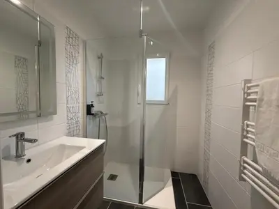 Salle de bains dans l'établissement Le Pavillon des Demoiselles maison, ville 6 pers