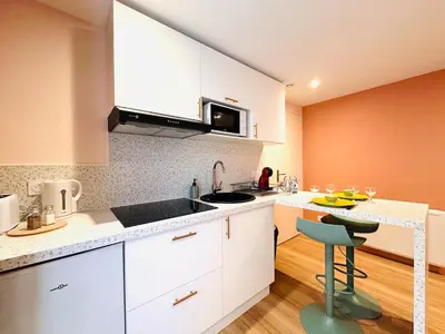 Cuisine ou kitchenette dans l'établissement Studio haut de gamme rénové Centre & Gare Wifi