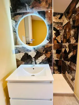 Salle de bains dans l'établissement Neuf & haut de gamme Cour privée 5 min Gare
