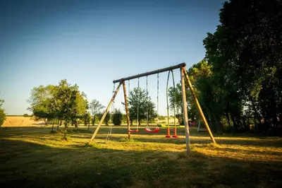 Aire de jeux pour enfants de l'établissement Gites de La Richardiere - LHirondelle