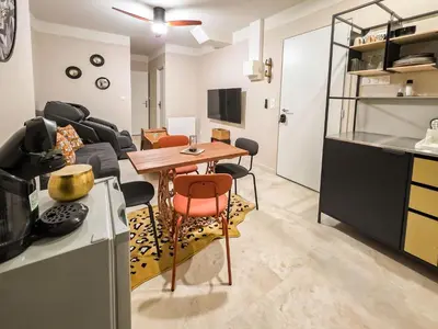 Cuisine ou kitchenette dans l'établissement Le Cocon Massant - Cosy & Détente Absolue