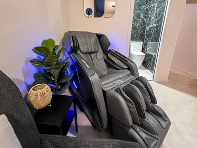 Coin salon dans l'établissement Le Lodge Corail - Massage Réparateur & Design Fun