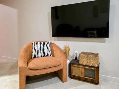 Télévision ou salle de divertissement dans l'établissement Le Lodge Corail - Massage Réparateur & Design Fun