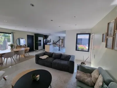 Coin salon dans l'établissement Villa tout confort avec piscine, 5 chambres, proche Loire