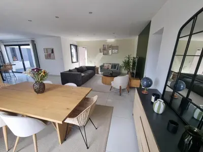 Coin salon dans l'établissement Villa tout confort avec piscine, 5 chambres, proche Loire