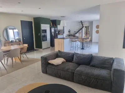 Cuisine ou kitchenette dans l'établissement Villa tout confort avec piscine, 5 chambres, proche Loire