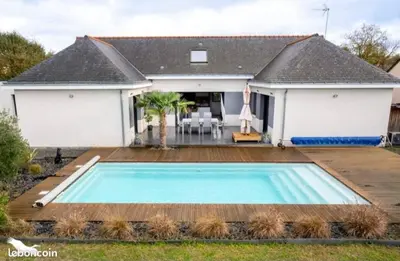 Piscine de l'établissement Villa tout confort avec piscine, 5 chambres, proche Loire ou située à proximité