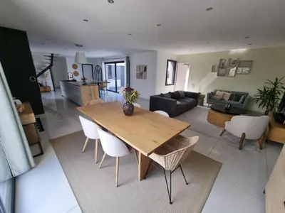Coin salon dans l'établissement Villa tout confort avec piscine, 5 chambres, proche Loire