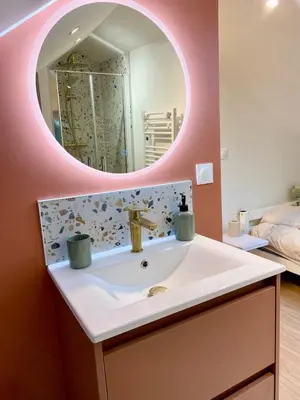 Salle de bains dans l'établissement Charmant studio neuf sous les toits