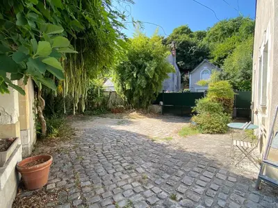 Jardin de l'établissement Charmant studio neuf sous les toits