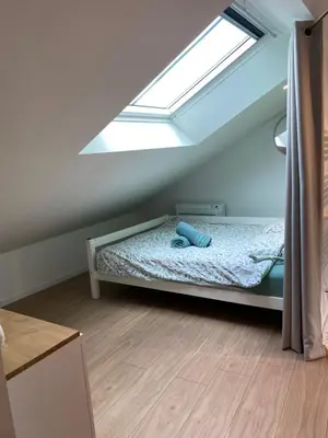 Un ou plusieurs lits dans un hébergement de l'établissement Charmant studio neuf sous les toits