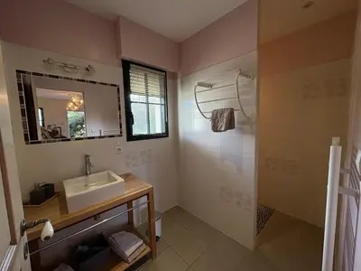 Salle de bains dans l'établissement Le cocon en Sologne, Châteaux, Zoo de Beauval, Piscine, WIFI, 2 chambres, 3 lits, 2 sdb