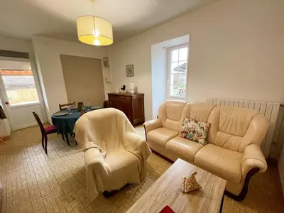 Coin salon dans l'établissement Gîte 4 pers. à Razines avec Parking et Wifi - FR-1-381-647