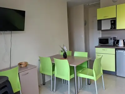 Cuisine ou kitchenette dans l'établissement Fully equipped Poussin 12 cottage