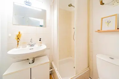 Salle de bains dans l'établissement L'Escale Tourangelle - Proche de la Gare