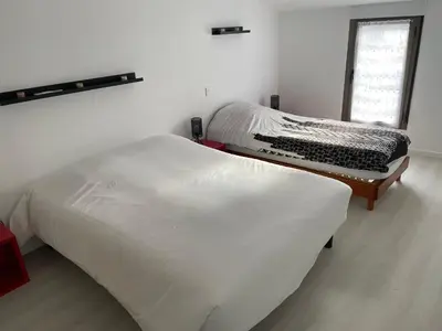 Un ou plusieurs lits dans un hébergement de l'établissement Appartement terrasse en ville