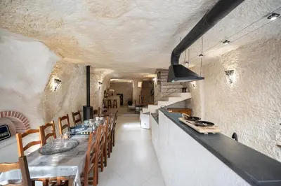 Cuisine ou kitchenette dans l'établissement Maison troglodyte de luxe 10 pers proche Amboise