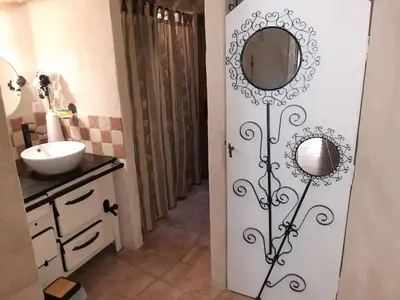Salle de bains dans l'établissement Troglodyte familiale Fleur de Chaux proche Amboise