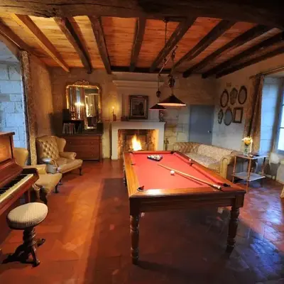 Ancien presbytère en bord de rivière proche vallée de la Loire