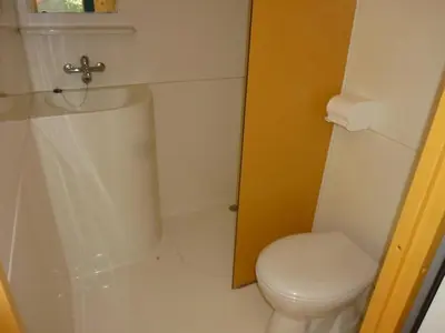 Salle de bains dans l'établissement ZEcamping 3 calme et nature - proche châteaux de la Loire