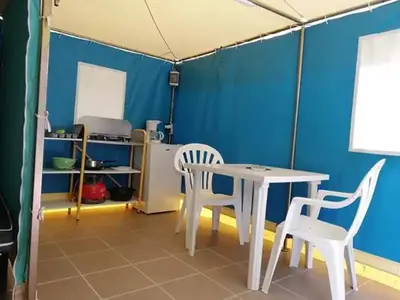 Cuisine ou kitchenette dans l'établissement ZEcamping 3 calme et nature - proche châteaux de la Loire