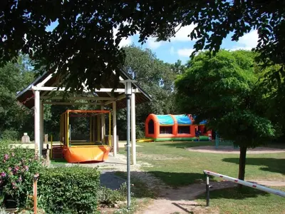 Aire de jeux pour enfants de l'établissement ZEcamping 3 calme et nature - proche châteaux de la Loire