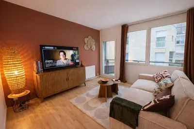Télévision ou salle de divertissement dans l'établissement Appartement hyper Centre Rénové Terrasse & Parking