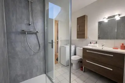 Salle de bains dans l'établissement Appartement hyper Centre Rénové Terrasse & Parking