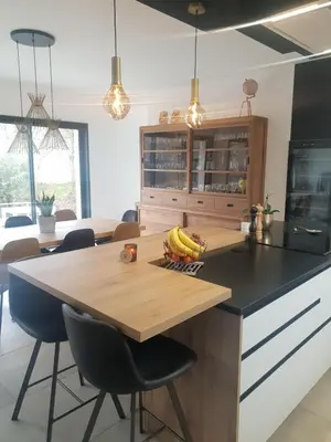 Cuisine ou kitchenette dans l'établissement Maison pour les 24h