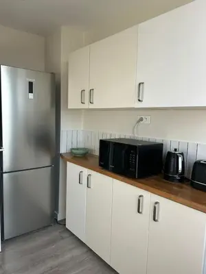 Cuisine ou kitchenette dans l'établissement Spacieux confortable et facile d'accès - 3 chambres