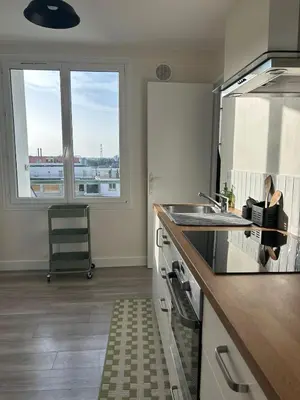 Cuisine ou kitchenette dans l'établissement Spacieux confortable et facile d'accès - 3 chambres