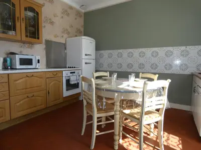 Cuisine ou kitchenette dans l'établissement La Maison d Yvré charme et calme près du Mans