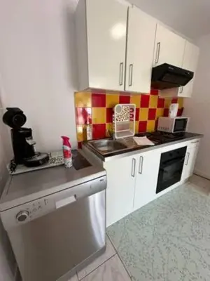 Cuisine ou kitchenette dans l'établissement Appartement avec terrasse au centre de St Cyr