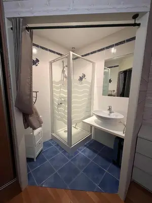 Salle de bains dans l'établissement Maison proche circuit 24h Le Mans