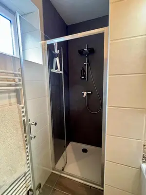 Salle de bains dans l'établissement Chambre avec entrée indépendante, SDB privative, piscine et grand garage et proche hyper-centre