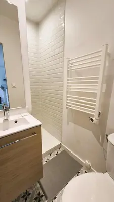 Salle de bains dans l'établissement L'Intermède - gare- Wifi - TV - Lave-linge