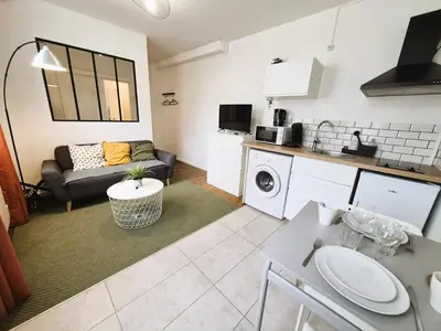 Cuisine ou kitchenette dans l'établissement L'Intermède - gare- Wifi - TV - Lave-linge