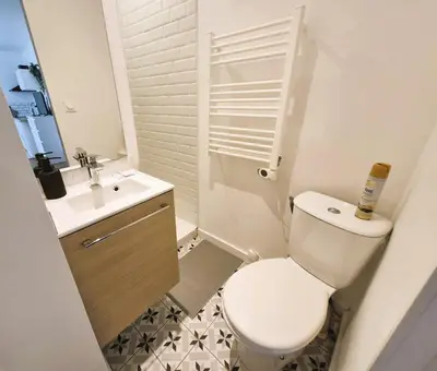 Salle de bains dans l'établissement L'Intermède - gare- Wifi - TV - Lave-linge