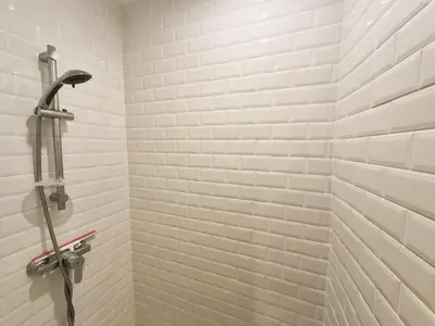 Salle de bains dans l'établissement L'Intermède - gare- Wifi - TV - Lave-linge