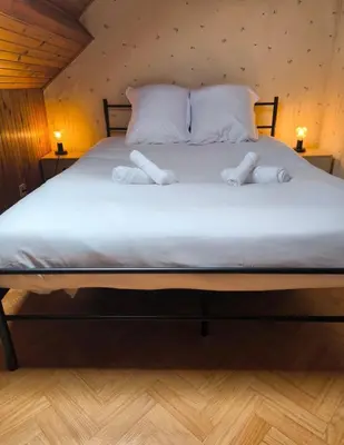Un ou plusieurs lits dans un hébergement de l'établissement Maison Atypique 5 chambres