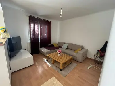 Télévision ou salle de divertissement dans l'établissement Jolie chambre meublée