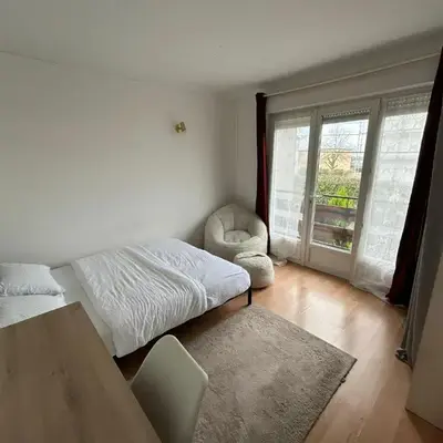 Jolie chambre meublée
