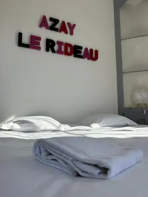 Un ou plusieurs lits dans un hébergement de l'établissement Studio avec vue sur le Château