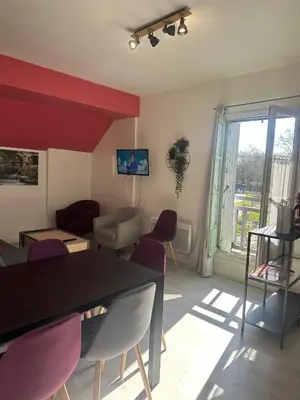 Coin salon dans l'établissement T3 vue sur le Château d'Azay-le-Rideau ! Avec 2 SDB