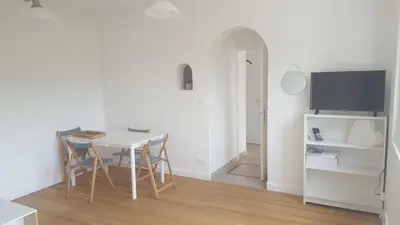 Télévision ou salle de divertissement dans l'établissement Maison avec jardin et garage